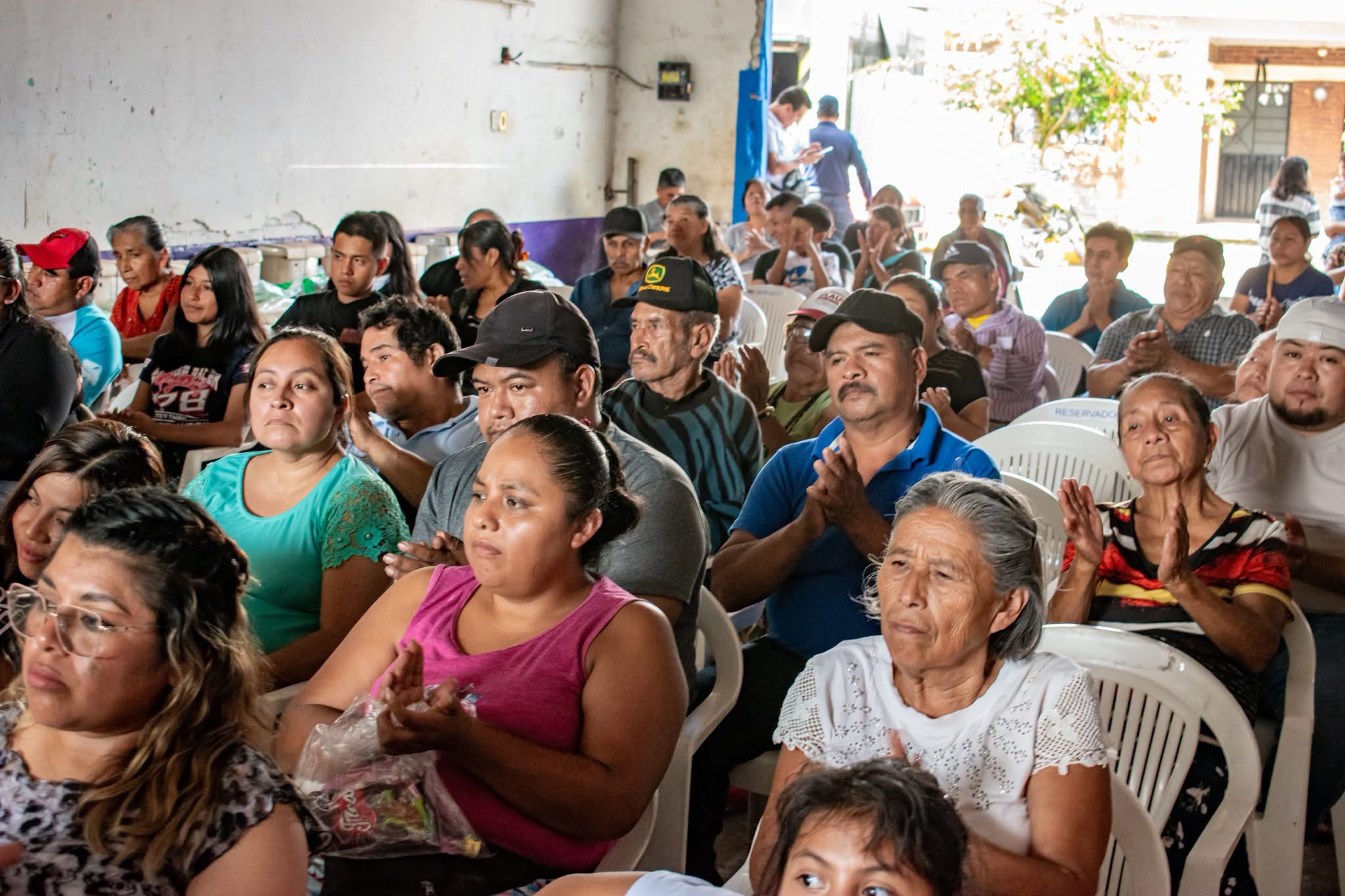 ENTREGAN PAQUETES DE SANITARIOS A BAJO COSTO