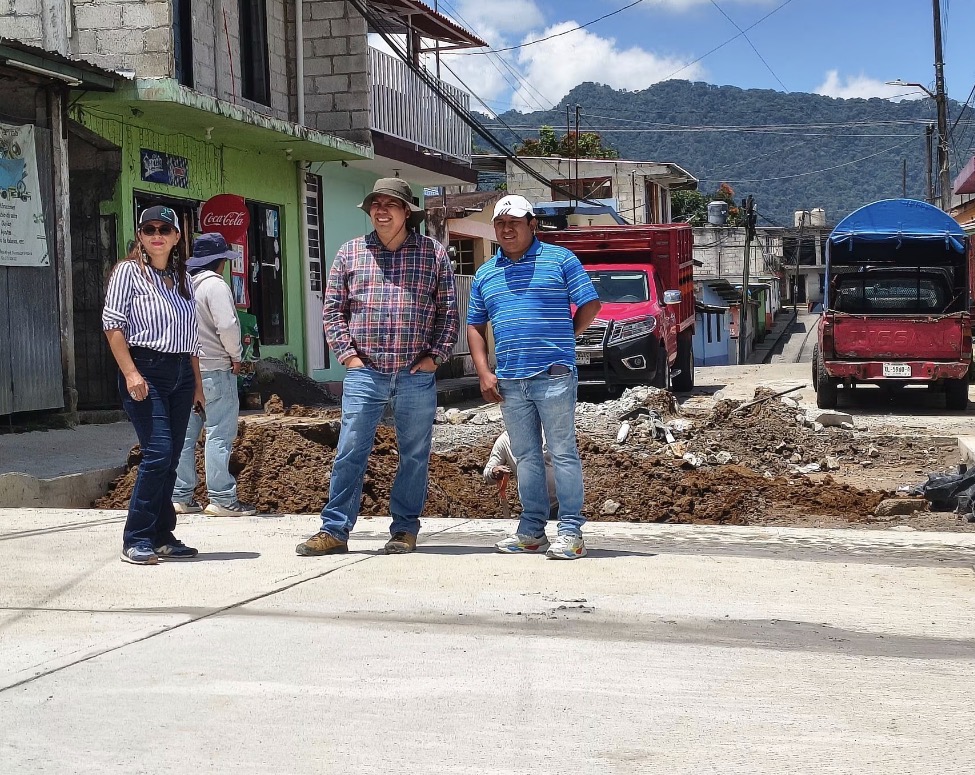 SUPERVISAN OBRAS EN IXHUATLÁN DEL CAFÉ